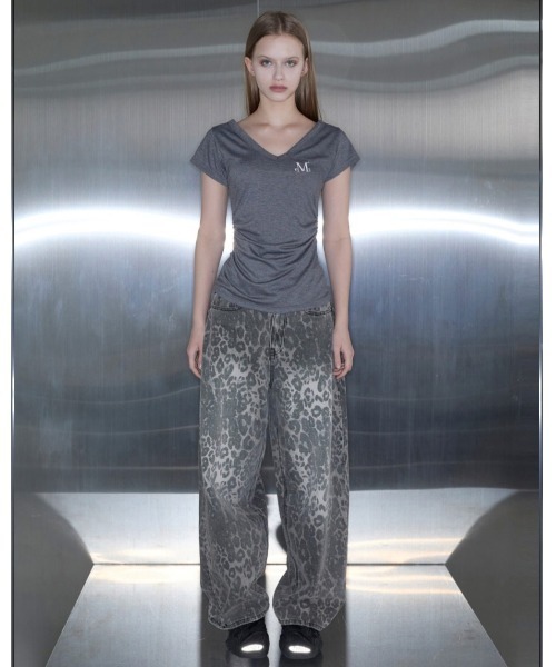 MUCENT（ムセント）の「A'GEM/9 × .kom 『MUCENT/ムセント』YATI SIDE SHIRRING V-NECK HALF TEE/バグースカモロゴクロップ半袖Tシャツ（Tシャツ/カットソー・レディース・ホワイト/ブラック/チャコールグレー/グレー・FREE）」の17枚目の写真