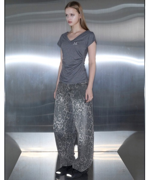 MUCENT（ムセント）の「A'GEM/9 × .kom 『MUCENT/ムセント』YATI SIDE SHIRRING V-NECK HALF TEE/バグースカモロゴクロップ半袖Tシャツ（Tシャツ/カットソー・レディース・ホワイト/ブラック/チャコールグレー/グレー・FREE）」の18枚目の写真