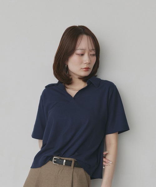 ad thie(アドティエ)の「ベーシック ハーフスリーブ スキッパーシャツ(ポロシャツ・レディース・グレイッシュベージュ/ネイビー/アイボリー/ブラウン/ピンク/ライトブルー/チャコール・FREE)」の1枚目の写真