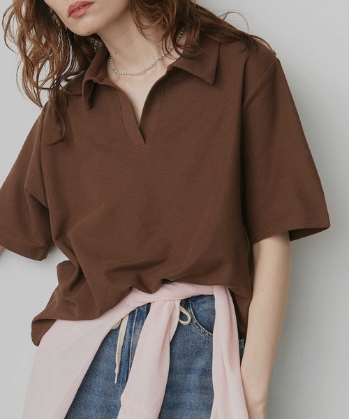 ad thie(アドティエ)の「ベーシック ハーフスリーブ スキッパーシャツ(ポロシャツ・レディース・グレイッシュベージュ/ネイビー/アイボリー/ブラウン/ピンク/ライトブルー/チャコール・FREE)」の3枚目の写真