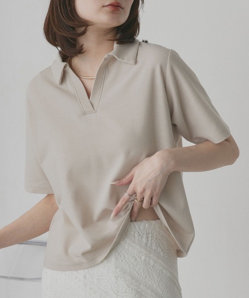 ad thie(アドティエ)の「ベーシック ハーフスリーブ スキッパーシャツ(ポロシャツ・レディース・グレイッシュベージュ/ネイビー/アイボリー/ブラウン/ピンク/ライトブルー/チャコール・FREE)」の5枚目の写真