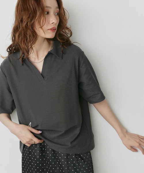 ad thie(アドティエ)の「ベーシック ハーフスリーブ スキッパーシャツ(ポロシャツ・レディース・グレイッシュベージュ/ネイビー/アイボリー/ブラウン/ピンク/ライトブルー/チャコール・FREE)」の2枚目の写真