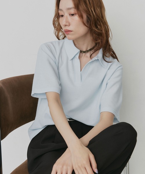 ad thie(アドティエ)の「ベーシック ハーフスリーブ スキッパーシャツ(ポロシャツ・レディース・グレイッシュベージュ/ネイビー/アイボリー/ブラウン/ピンク/ライトブルー/チャコール・FREE)」の6枚目の写真