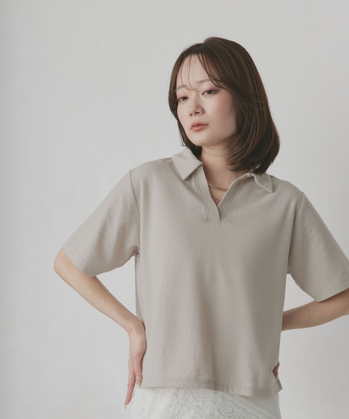 ad thie(アドティエ)の「ベーシック ハーフスリーブ スキッパーシャツ(ポロシャツ・レディース・グレイッシュベージュ/ネイビー/アイボリー/ブラウン/ピンク/ライトブルー/チャコール・FREE)」の8枚目の写真