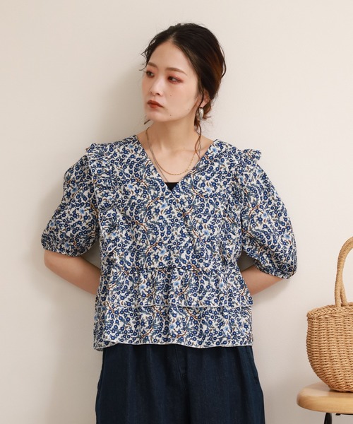 crossi(クロッシー)の「小花柄フリルペプラムVネックパフスリーブトップス 半端袖(シャツ/ブラウス・レディース・ブルー・38/40)」の1枚目の写真