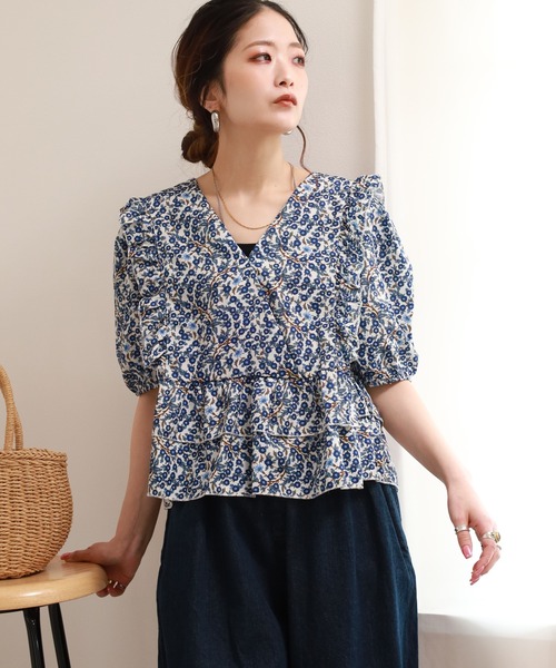 crossi(クロッシー)の「小花柄フリルペプラムVネックパフスリーブトップス 半端袖(シャツ/ブラウス・レディース・ブルー・38/40)」の2枚目の写真