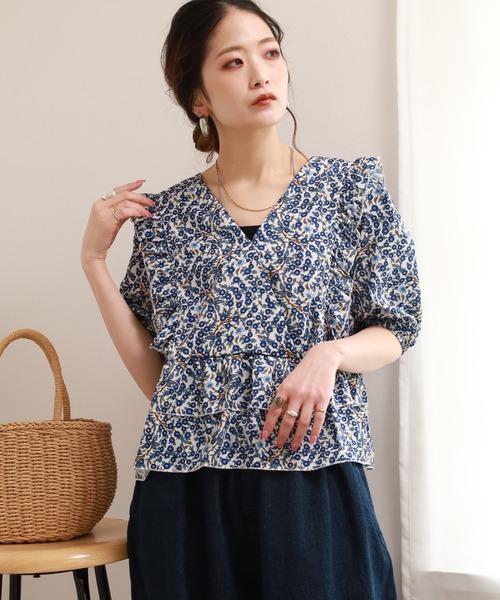 crossi(クロッシー)の「小花柄フリルペプラムVネックパフスリーブトップス 半端袖(シャツ/ブラウス・レディース・ブルー・38/40)」の3枚目の写真