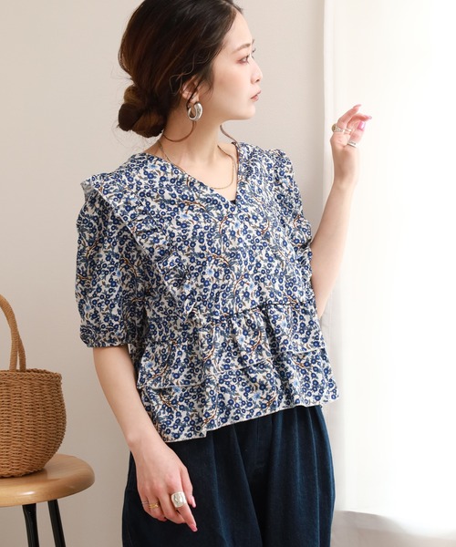 crossi(クロッシー)の「小花柄フリルペプラムVネックパフスリーブトップス 半端袖(シャツ/ブラウス・レディース・ブルー・38/40)」の4枚目の写真