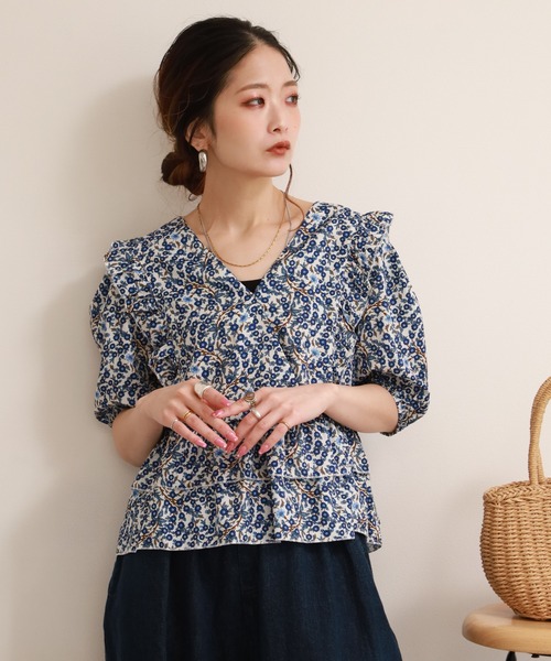 crossi(クロッシー)の「小花柄フリルペプラムVネックパフスリーブトップス 半端袖(シャツ/ブラウス・レディース・ブルー・38/40)」の5枚目の写真