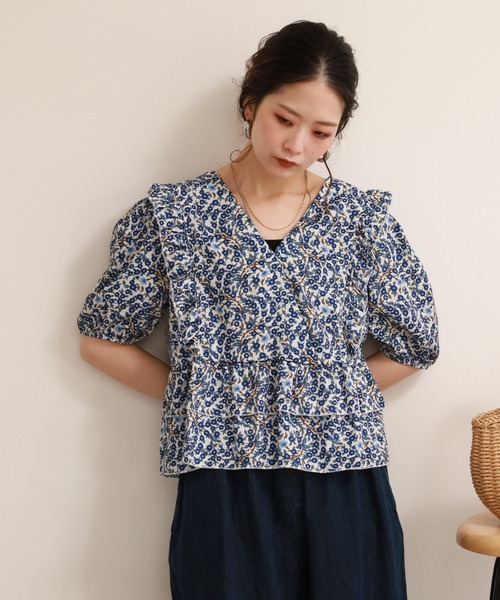 crossi(クロッシー)の「小花柄フリルペプラムVネックパフスリーブトップス 半端袖(シャツ/ブラウス・レディース・ブルー・38/40)」の6枚目の写真