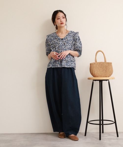 crossi(クロッシー)の「小花柄フリルペプラムVネックパフスリーブトップス 半端袖(シャツ/ブラウス・レディース・ブルー・38/40)」の7枚目の写真
