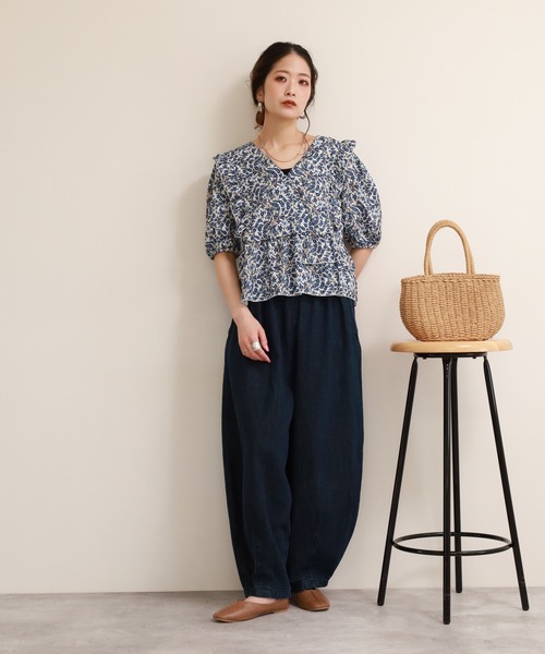 crossi(クロッシー)の「小花柄フリルペプラムVネックパフスリーブトップス 半端袖(シャツ/ブラウス・レディース・ブルー・38/40)」の8枚目の写真