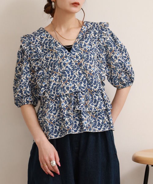 crossi(クロッシー)の「小花柄フリルペプラムVネックパフスリーブトップス 半端袖(シャツ/ブラウス・レディース・ブルー・38/40)」の9枚目の写真