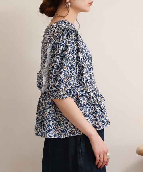 crossi(クロッシー)の「小花柄フリルペプラムVネックパフスリーブトップス 半端袖(シャツ/ブラウス・レディース・ブルー・38/40)」の10枚目の写真