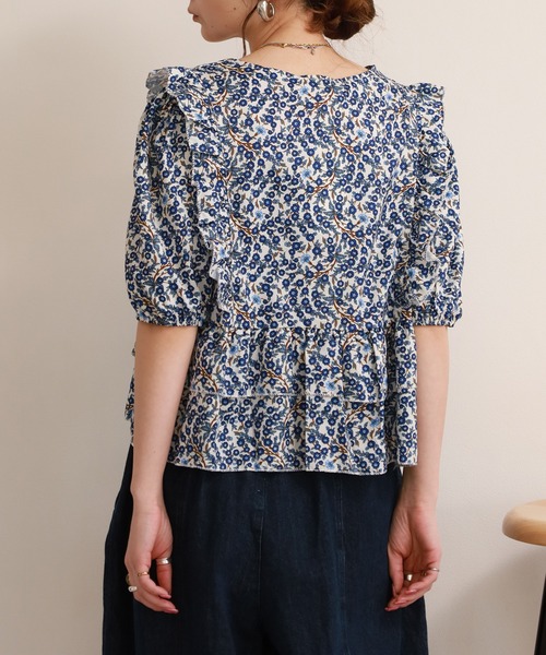 crossi(クロッシー)の「小花柄フリルペプラムVネックパフスリーブトップス 半端袖(シャツ/ブラウス・レディース・ブルー・38/40)」の11枚目の写真