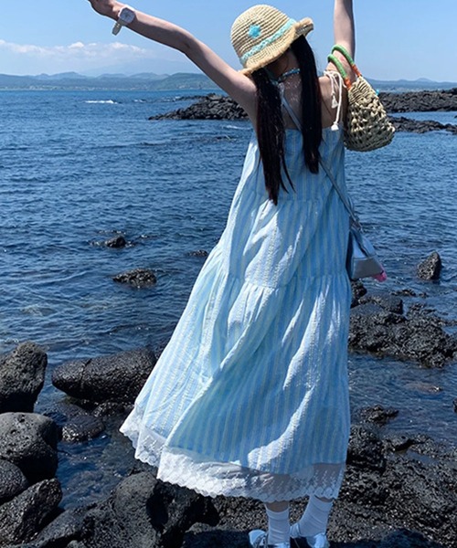 GLAMOROUS JANE(グラマラスジェーン)の「ストライプ×レースキャミワンピース(ワンピース・レディース・ブルー・FREE)」の4枚目の写真