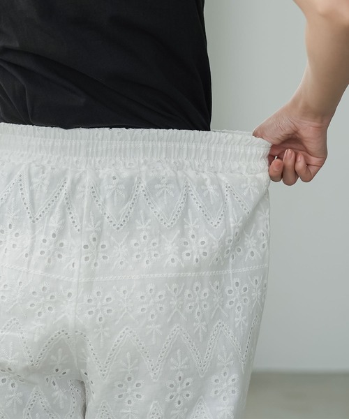 mili an deni(ミリアンデニ)の「コットンレースイージーパンツ(その他パンツ・レディース・オフホワイト/ブラック・M)」の14枚目の写真