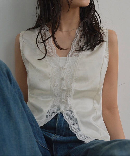 KOBE LETTUCE(コウベレタス)の「レースVネックサテントップス(その他トップス・レディース・ブラック/オフホワイト・M)」の1枚目の写真