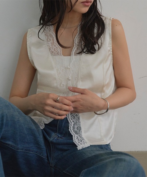 KOBE LETTUCE(コウベレタス)の「レースVネックサテントップス(その他トップス・レディース・ブラック/オフホワイト・M)」の7枚目の写真