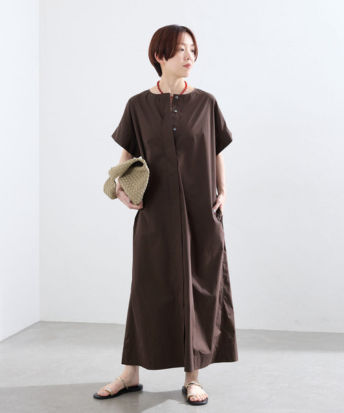 IENA（イエナ）の「タイプライターノーカラーワンピース（ワンピース・レディース・ブラウン/ブラック・36/38）」の11枚目の写真