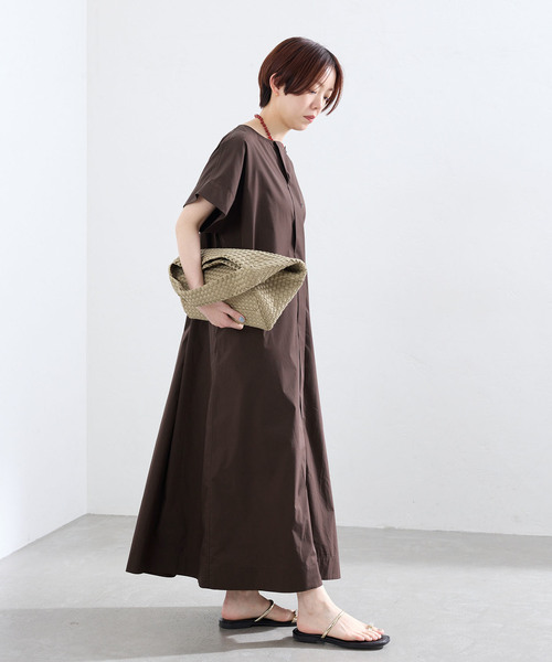 IENA（イエナ）の「タイプライターノーカラーワンピース（ワンピース・レディース・ブラウン/ブラック・36/38）」の13枚目の写真