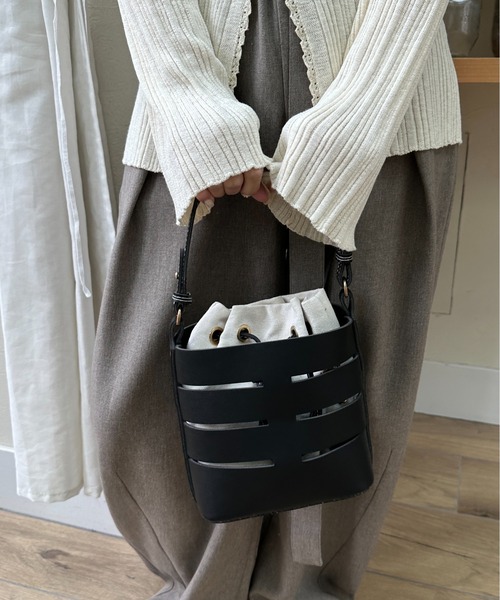 apres jour clair（アプレジュールクレア）の「【apres jour clair】バケツ型あみバッグ（ショルダーバッグ・レディース・ブラック/アイボリー・FREE）」の5枚目の写真