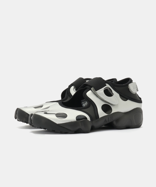 NIKE（ナイキ）の「NIKE WMNS AIR RIFT DOT IR1226-001（スニーカー・レディース・シルバー・23cm/24cm/25cm/26cm）」の2枚目の写真