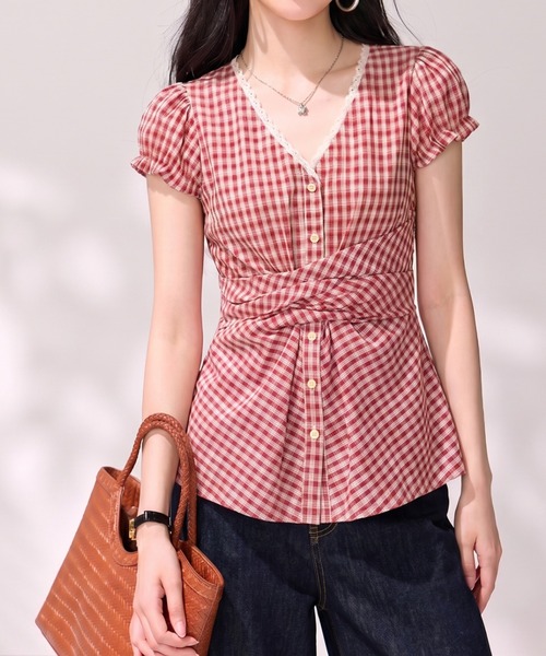 LUCPY(ラクピー)の「ギンガムチェックツイストブラウス(シャツ/ブラウス・レディース・レッド・LARGE/MEDIUM/SMALL/X-LARGE)」の1枚目の写真