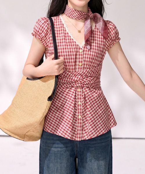 LUCPY(ラクピー)の「ギンガムチェックツイストブラウス(シャツ/ブラウス・レディース・レッド・LARGE/MEDIUM/SMALL/X-LARGE)」の4枚目の写真