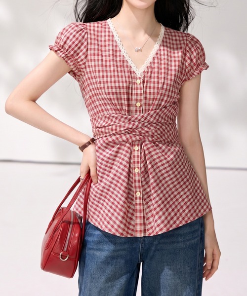 LUCPY(ラクピー)の「ギンガムチェックツイストブラウス(シャツ/ブラウス・レディース・レッド・LARGE/MEDIUM/SMALL/X-LARGE)」の5枚目の写真