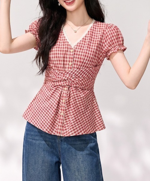 LUCPY(ラクピー)の「ギンガムチェックツイストブラウス(シャツ/ブラウス・レディース・レッド・LARGE/MEDIUM/SMALL/X-LARGE)」の3枚目の写真