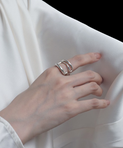 YArKA（ヤーカ）の「【YArKA/ヤーカ】perspective free ring [ducube oris] / 多角的軸銀線リング（リング・レディース・ゴールド/シルバー・#17/#15/#13/#11/#19）」の2枚目の写真