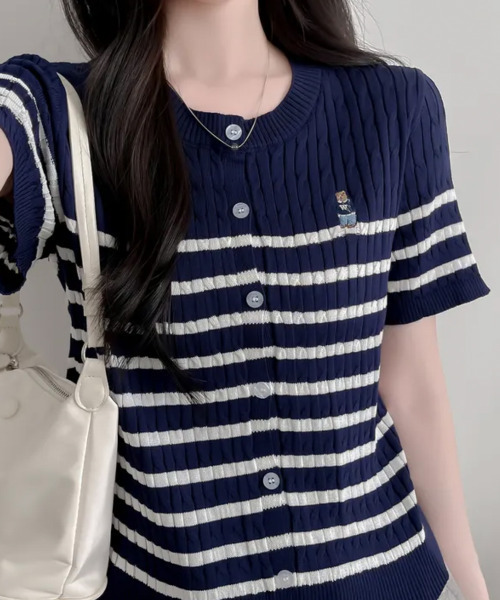 VIVID LADY(ビビッドレディー)の「ベア刺繍 ボーダー ケーブル編み 半袖ニットカーディガン(ニット/セーター・レディース・ネイビー/アイボリー・FREE)」の1枚目の写真