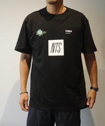 TOGA TOO（トーガトゥ）の「TOGA×NTS  Logo print T-shirt TOGA×NTS（Tシャツ/カットソー）」