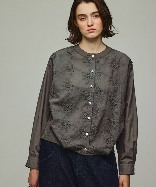 Kelen(ケレン)の「「KELEN / ケレン」立体刺繍レース裾タックブラウス(シャツ/ブラウス・レディース・ライム/ブラック/オフホワイト/チャコールグレー・M/S)」の1枚目の写真