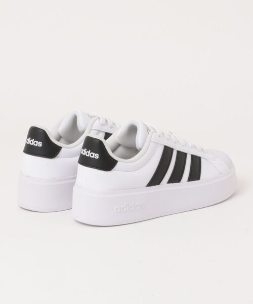 studio CLIP(スタディオクリップ)の「adidas KJ3856(スニーカー・レディース・ホワイト・LARGE/MEDIUM)」の2枚目の写真