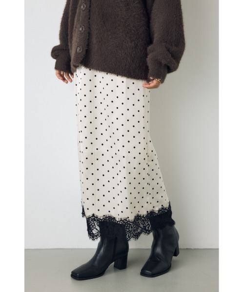 AZUL by moussy(アズールバイマウジー)の「【身長/骨格別着用画像あり】ドット裾レースサテンナロースカート 秋服 春服 トレンド ドット柄 ロングスカート【セットアップ対応】(スカート・レディース・ブラック系その他/ホワイト系その他・FREE)」の1枚目の写真