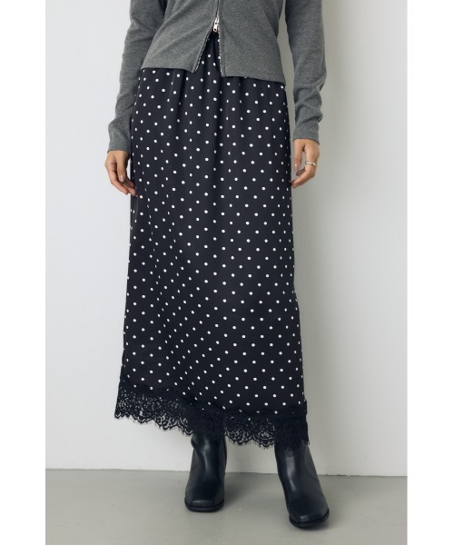 AZUL by moussy(アズールバイマウジー)の「【身長/骨格別着用画像あり】ドット裾レースサテンナロースカート 秋服 春服 トレンド ドット柄 ロングスカート【セットアップ対応】(スカート・レディース・ブラック系その他/ホワイト系その他・FREE)」の2枚目の写真