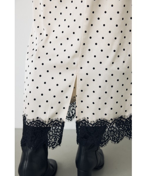 AZUL by moussy(アズールバイマウジー)の「【身長/骨格別着用画像あり】ドット裾レースサテンナロースカート 秋服 春服 トレンド ドット柄 ロングスカート【セットアップ対応】(スカート・レディース・ブラック系その他/ホワイト系その他・FREE)」の9枚目の写真