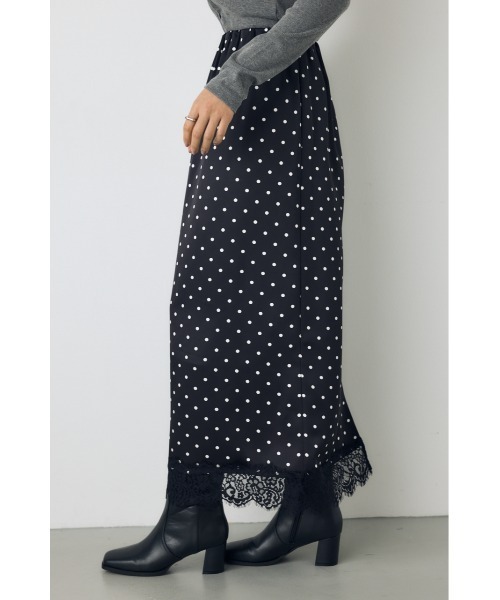 AZUL by moussy(アズールバイマウジー)の「【身長/骨格別着用画像あり】ドット裾レースサテンナロースカート 秋服 春服 トレンド ドット柄 ロングスカート【セットアップ対応】(スカート・レディース・ブラック系その他/ホワイト系その他・FREE)」の11枚目の写真