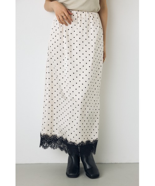 AZUL by moussy(アズールバイマウジー)の「【身長/骨格別着用画像あり】ドット裾レースサテンナロースカート 秋服 春服 トレンド ドット柄 ロングスカート【セットアップ対応】(スカート・レディース・ブラック系その他/ホワイト系その他・FREE)」の3枚目の写真