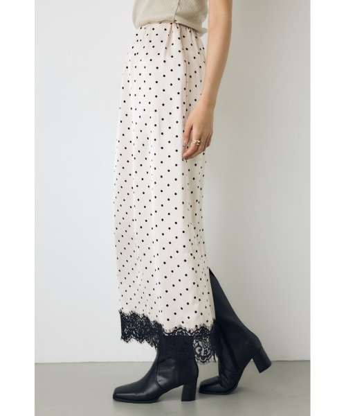AZUL by moussy(アズールバイマウジー)の「【身長/骨格別着用画像あり】ドット裾レースサテンナロースカート 秋服 春服 トレンド ドット柄 ロングスカート【セットアップ対応】(スカート・レディース・ブラック系その他/ホワイト系その他・FREE)」の4枚目の写真