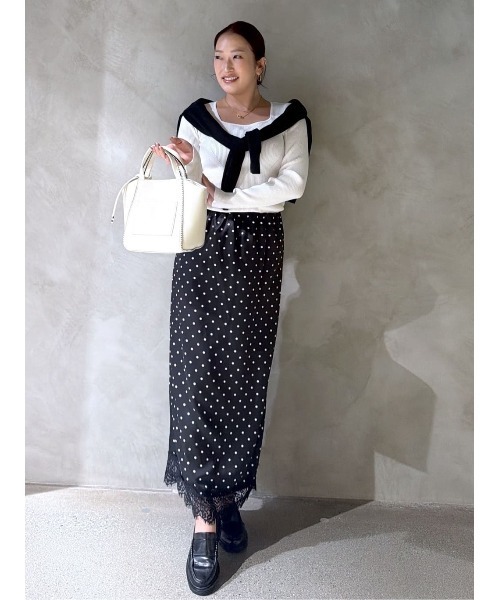 AZUL by moussy(アズールバイマウジー)の「【身長/骨格別着用画像あり】ドット裾レースサテンナロースカート 秋服 春服 トレンド ドット柄 ロングスカート【セットアップ対応】(スカート・レディース・ブラック系その他/ホワイト系その他・FREE)」の21枚目の写真