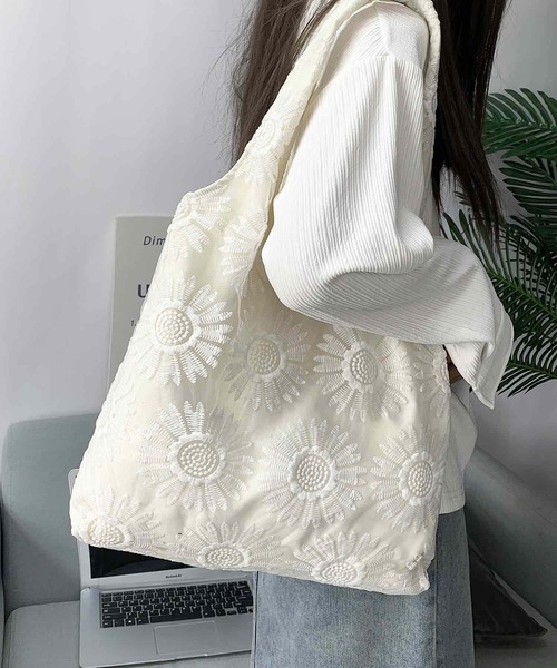 TONE SELECT GOODS(トーンセレクトグッズ)の「Liaa/レースチュール トート バタフライ フラワー刺繍バッグ A18863(トートバッグ・レディース・ブラック/レッド/ホワイト・FREE)」の1枚目の写真