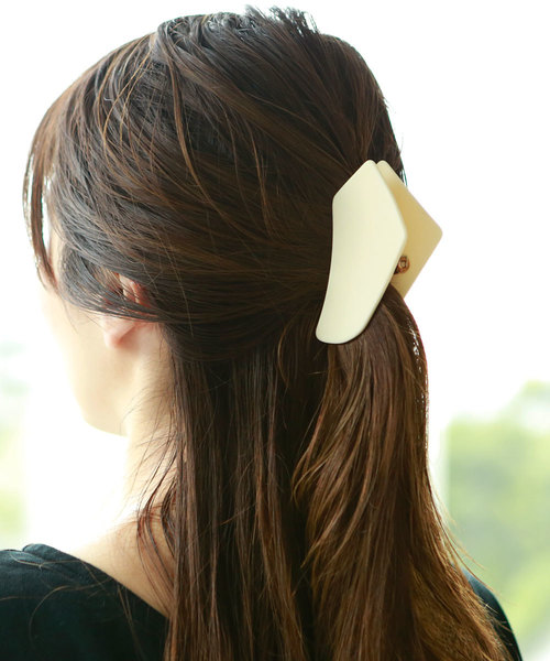 colleca la(コレカラ)の「マットスクエアバンスクリップ(バレッタ/ヘアクリップ・レディース・ブラック/ブラウン/アイボリー・FREE)」の1枚目の写真