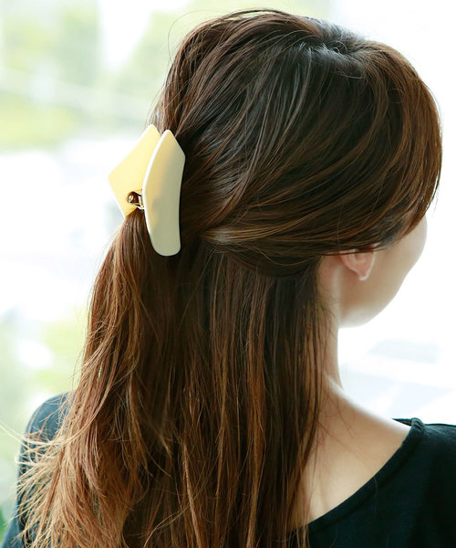 colleca la(コレカラ)の「マットスクエアバンスクリップ(バレッタ/ヘアクリップ・レディース・ブラック/ブラウン/アイボリー・FREE)」の4枚目の写真