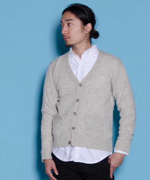 Anoutcommune（アナウトコミューン）の「ANOUTCOMMUNE : Lamb's wool V Cardigan（ニット/セーター・メンズ・グレー/ネイビー/ナチュラル/レンガ・LARGE/MEDIUM）」の4枚目の写真