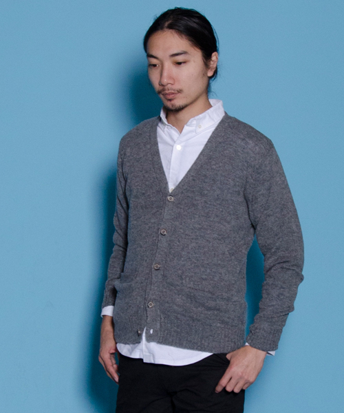 Anoutcommune（アナウトコミューン）の「ANOUTCOMMUNE : Lamb's wool V Cardigan（ニット/セーター・メンズ・グレー/ネイビー/ナチュラル/レンガ・LARGE/MEDIUM）」の3枚目の写真