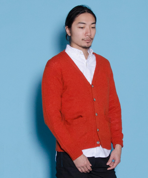Anoutcommune（アナウトコミューン）の「ANOUTCOMMUNE : Lamb's wool V Cardigan（ニット/セーター・メンズ・グレー/ネイビー/ナチュラル/レンガ・LARGE/MEDIUM）」の2枚目の写真