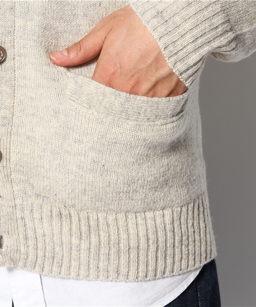 Anoutcommune（アナウトコミューン）の「ANOUTCOMMUNE : Lamb's wool V Cardigan（ニット/セーター・メンズ・グレー/ネイビー/ナチュラル/レンガ・LARGE/MEDIUM）」の10枚目の写真